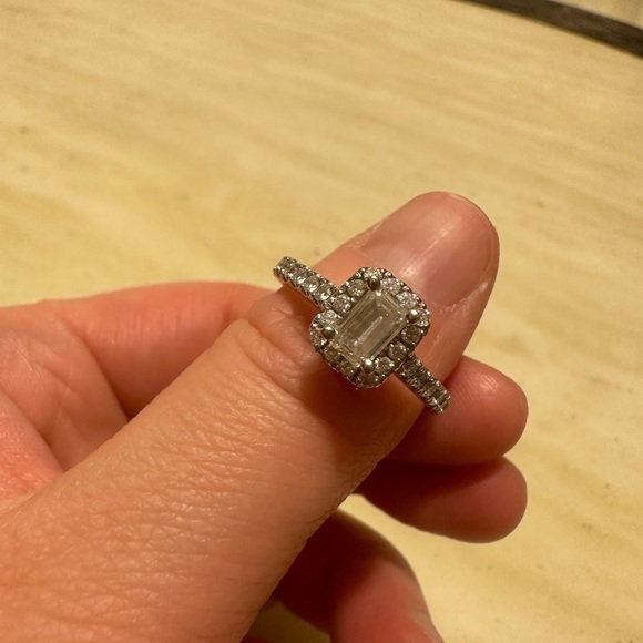 A Set of 14K White Gold Diamond Rings - Picture 3 of 7